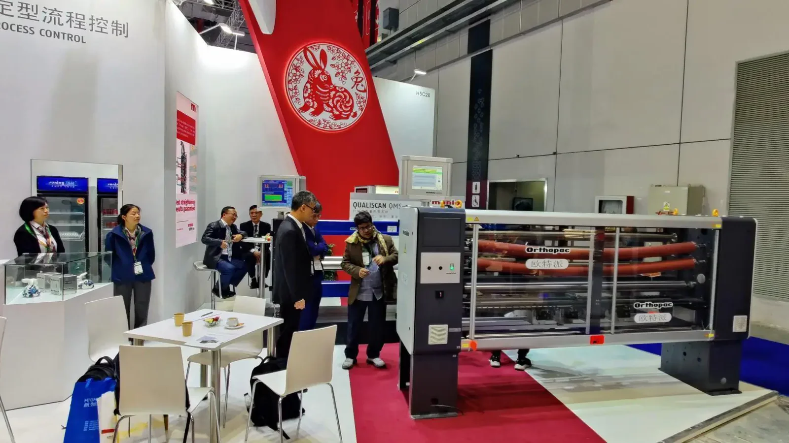 Das Mahlo ITMA ASIA Team berät Kunden auf dem Messestand.