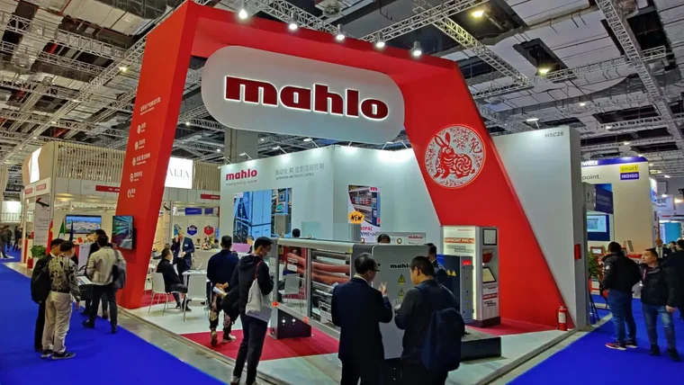 Das Mahlo ITMA ASIA Team berät Kunden auf dem Messestand.