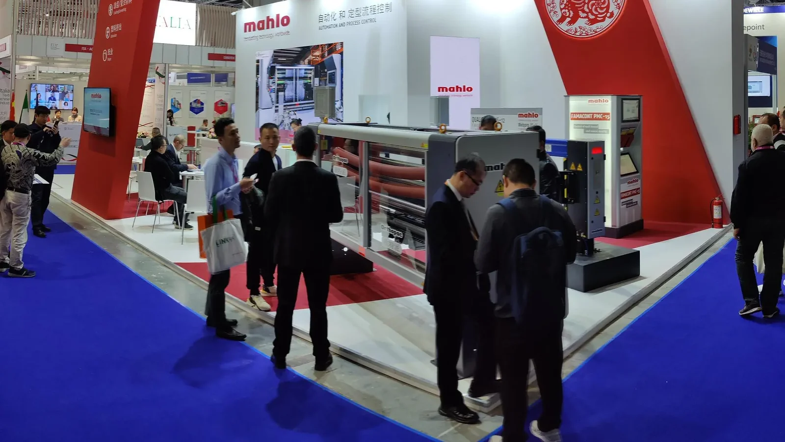 Das Mahlo ITMA ASIA Team berät Kunden auf dem Messestand.