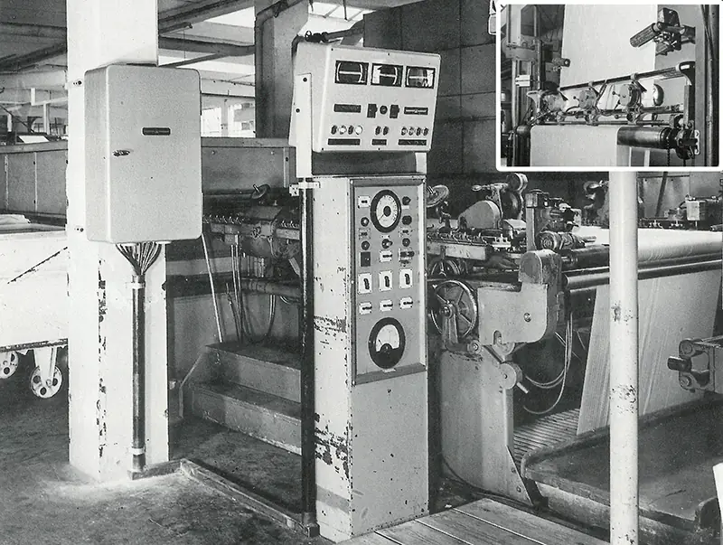 Erster Orthomat zur automatischen Schussfadenkorrektur bei der Erba AG (1958) Historische Aufnahme des ersten Orthomat-Systems zur automatischen Schussfadenkorrektur an einem Spannrahmen der Erba AG, 1958.