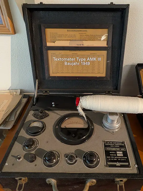 Textometer AMK III – Frühes Feuchtemessgerät von Mahlo (1949) Historisches Textometer AMK III von 1949 zur Messung des Feuchtegehalts textiler Materialien.